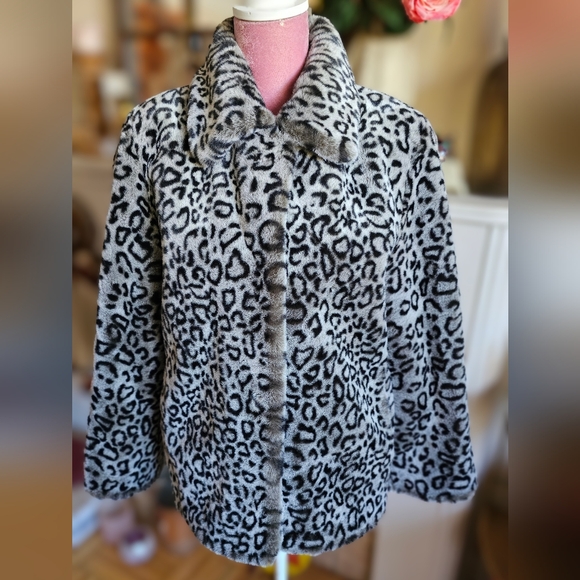 Amanda Collection women's faux leopard fur swing jacket. Size small. - Picture 2 of 12